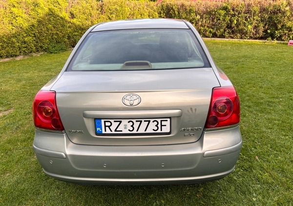 Toyota Avensis cena 5900 przebieg: 200000, rok produkcji 2004 z Rzeszów małe 46